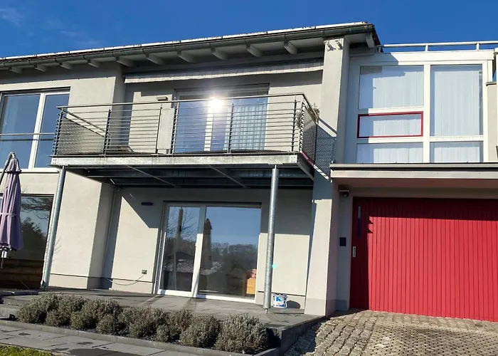 Fewo Luxus Wohnung Im Eigenen Ferienhaus, 120 Qm, Naehe Regensburg Mit Balkon, Terrasse & Garten, Gute Zuganbindung